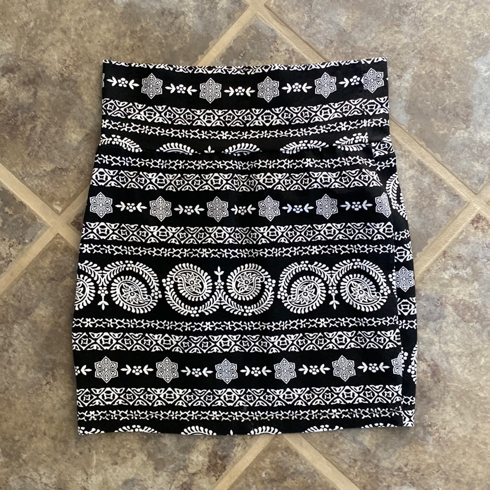 Charlotte Russe black/white stretch mini skirt sz S